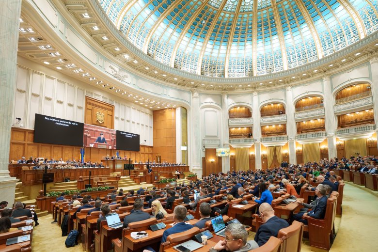 Felmérés: egyre kevésbé bíznak az emberek a politikai intézményekben