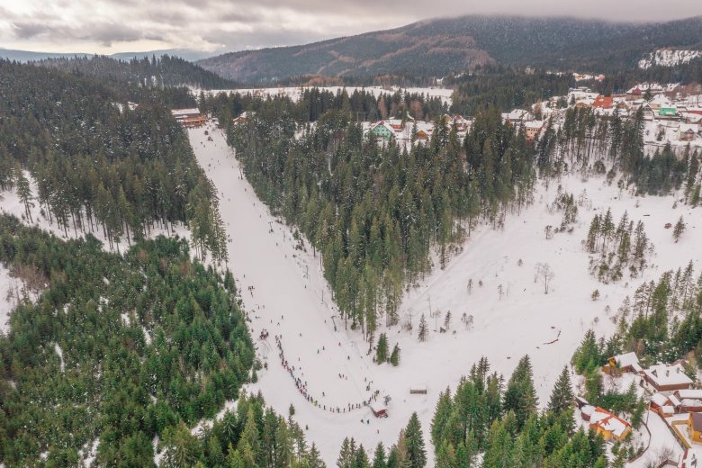 Enyhe telek, súlyos veszteségek: megsínyli a hegyvidéki turizmus a rövidülő síszezont