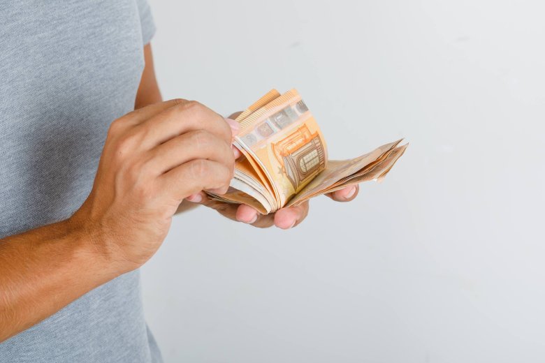Több mint százezer eurót fogadhatott el befolyásáért cserébe egy ügyész