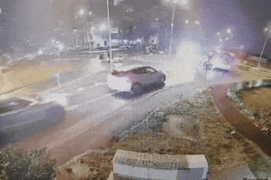 Rakétaként repült át a körforgalmon és még két autón egy másik jármű