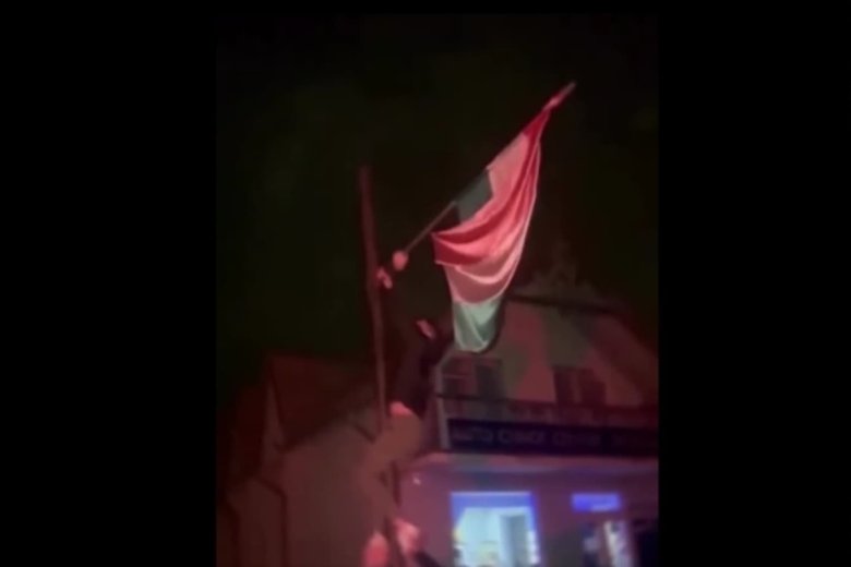 Magyar zászlót téptek le a román fociultrák Újtusnádon – videóval