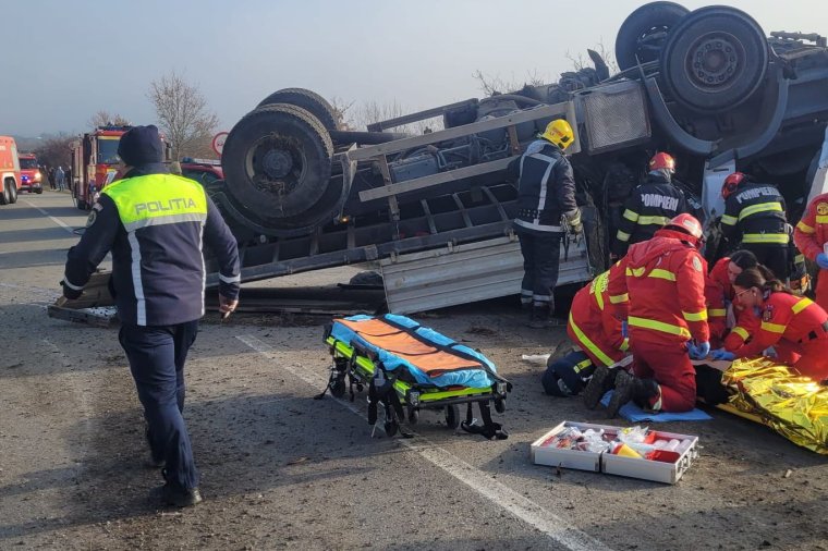 Felborult egy teherautó Maros megyében, a sofőrt újraélesztették