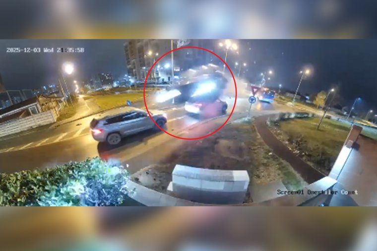 Rakétaként repült át a körforgalmon és még két autón egy másik jármű – videó