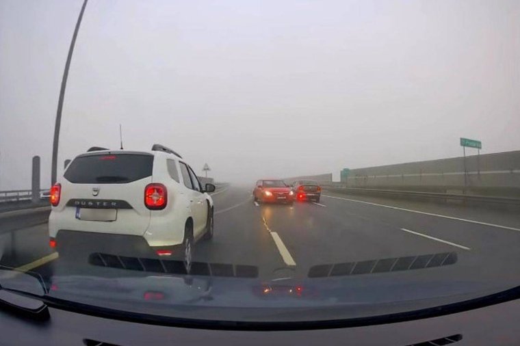 120-szal haladtak a ködös autópályán, amikor forgalommal szembe jött egy autó – videó