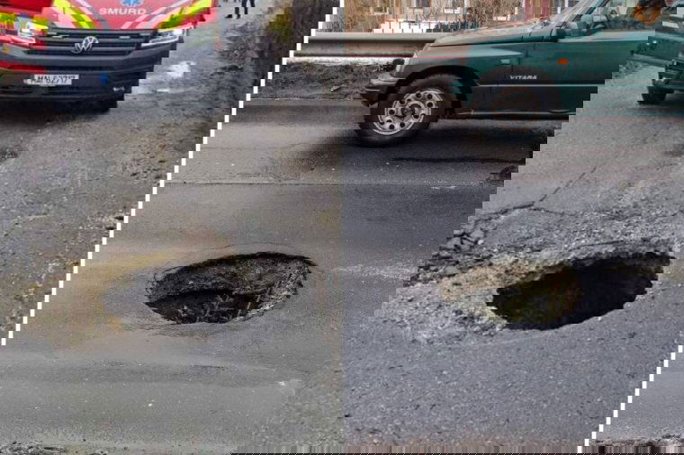 Az egykori csíkszeredai híres gödröt megidéző lyukba esett két férfi Petrozsényben