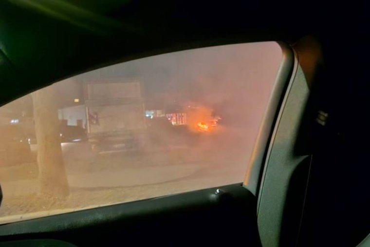 Autó lángolt egy kézdivásárhelyi nagyáruház parkolójában