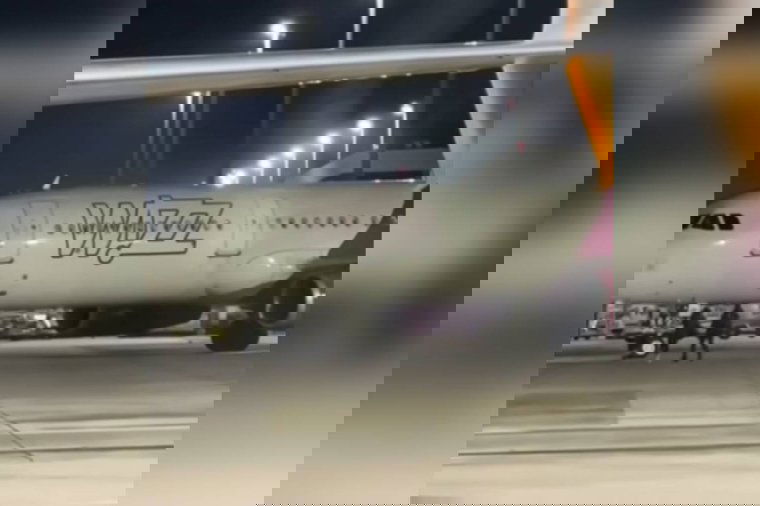 Az induló repülőgépet akarta lestoppolni két késésben lévő román utas – videóval