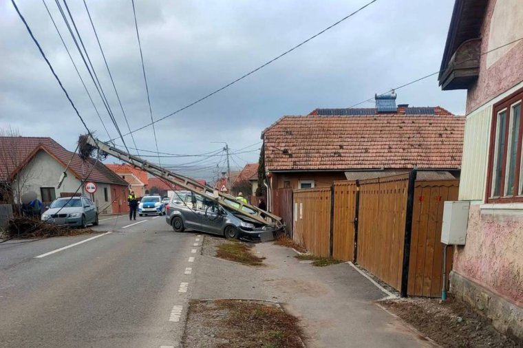 Villanyoszlopot döntött ki egy autó, az úttestre borult a gólyafészek