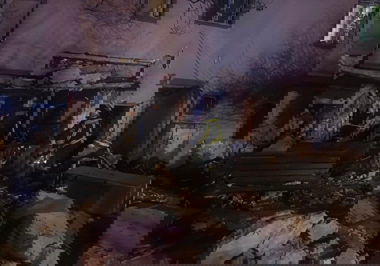 Robbanás történt egy Ilfov megyei tömbházlakásban, négyen megsérültek – videóval