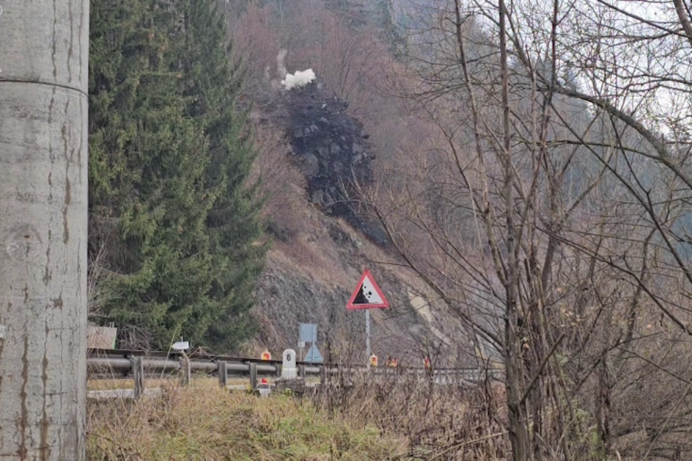 Kétszáz tonnás sziklát robbantottak ki a hegyoldalból a Maros völgyében – videóval