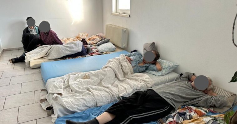 Jogtalanul tartottak fogva és zsúfoltak össze időseket – házkutatásokat tartanak a hatóságok