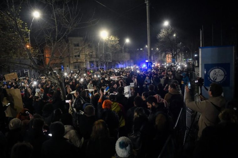 Már ma este több százan tüntetni vonultak az oknyomozó dokumentumfilmben feltárt visszaélések miatt