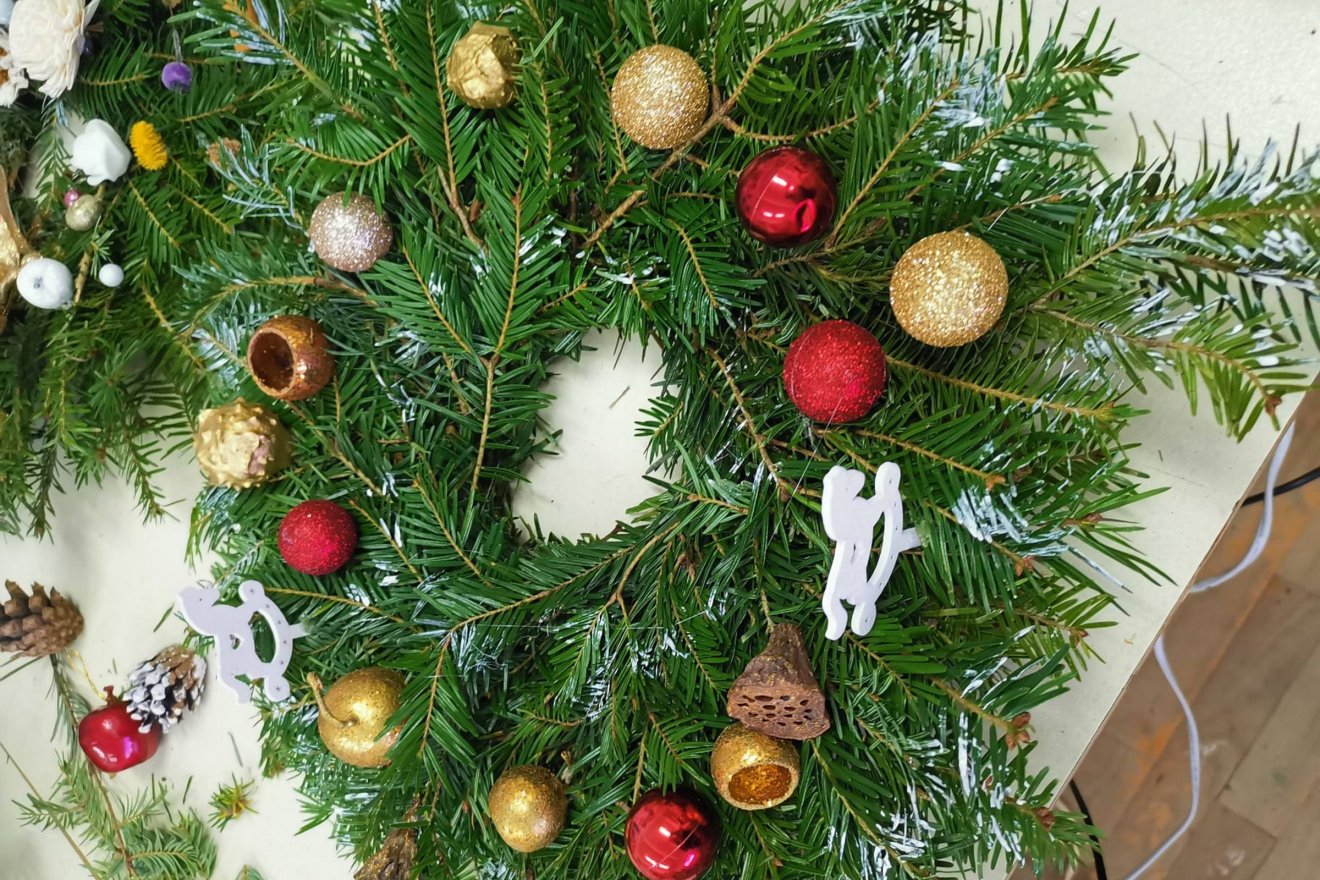 Idén közel hétszáz adventi koszorú készült a sepsiszentgyörgyi Gyermekek Palotájában