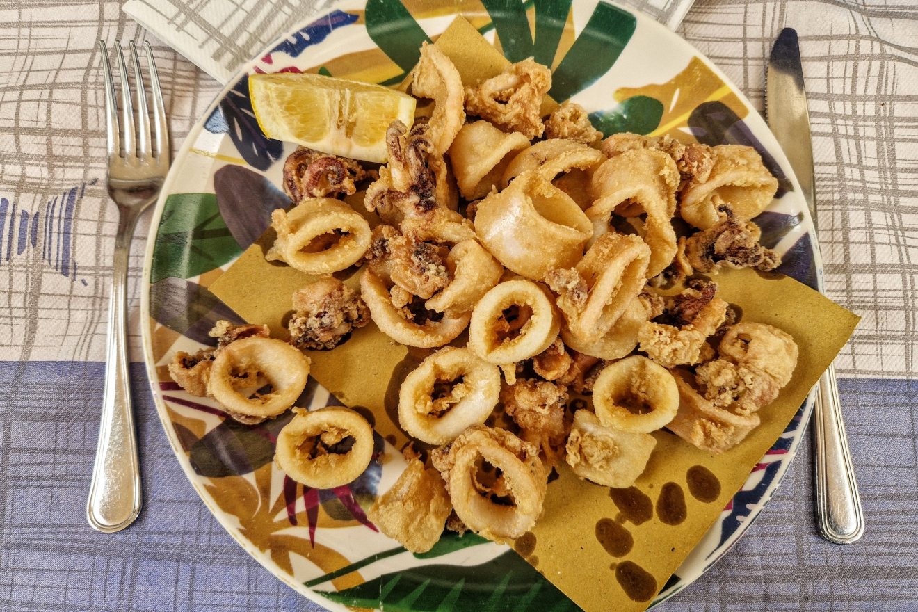 Grillezett tintahal. De kérhettünk volna töltött tintahalat (seppie ripiene) vagy agyagedényben párolt polipot (polpo alla pignata) is, amelyek a helyi specialitások közé tartoznak