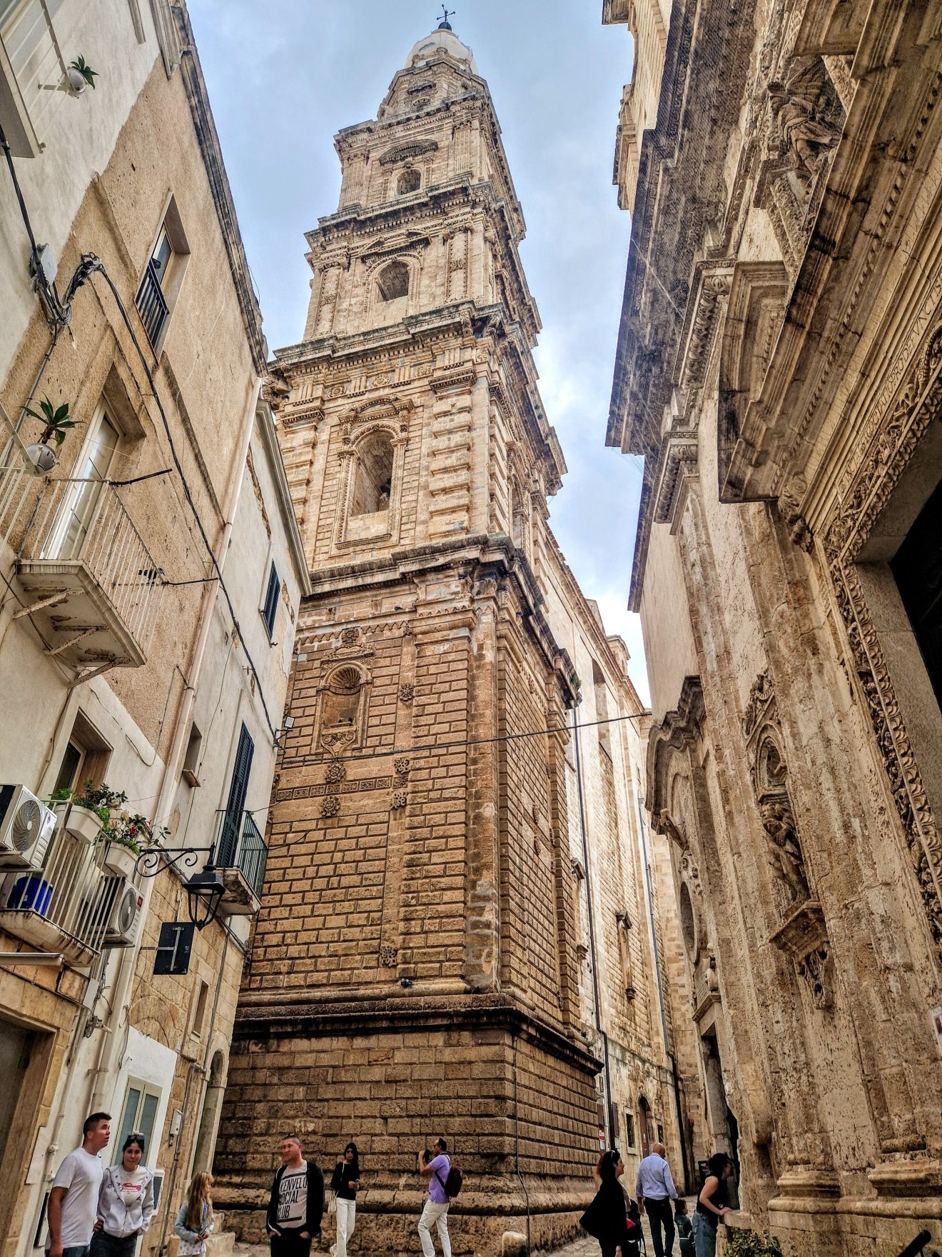 A barokk gyöngyszemét, a Cattedrale di Maria Santissima della Madiát (Madia-i Szűzanya katedrálisa) a legenda szerint egy Szűz Mária-kép ihlette, amely 1117-ben tutajon érkezett Monopoli partjára