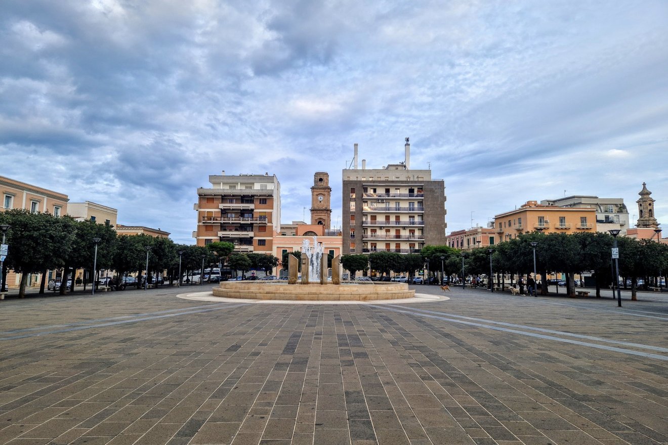 A II. Vittorio Emanuele tér Monopoliban, ahol jelenleg egy 15 ezer négyzetméteres karácsonyi parkot hoznak létre óriási hintákkal és 22 méter magas karácsonyfával