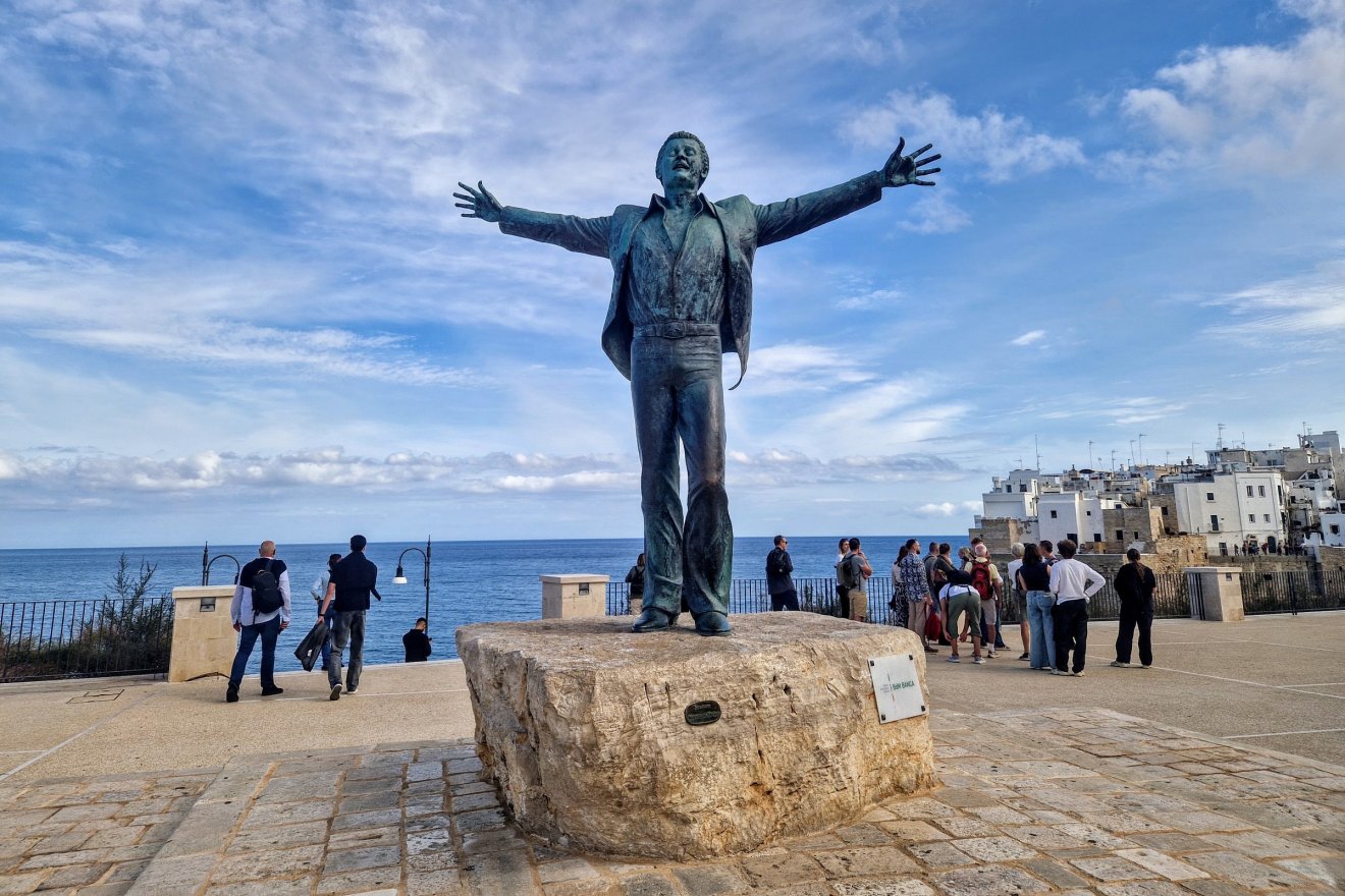 Polignano a Mare-ban mindenki vidám, mosolygós, felszabadult, még a bronzba öntött híres olasz énekes-dalszerző, Domenico Modugno is, de hát miért is szomorkodna, ha egyszer itt született!