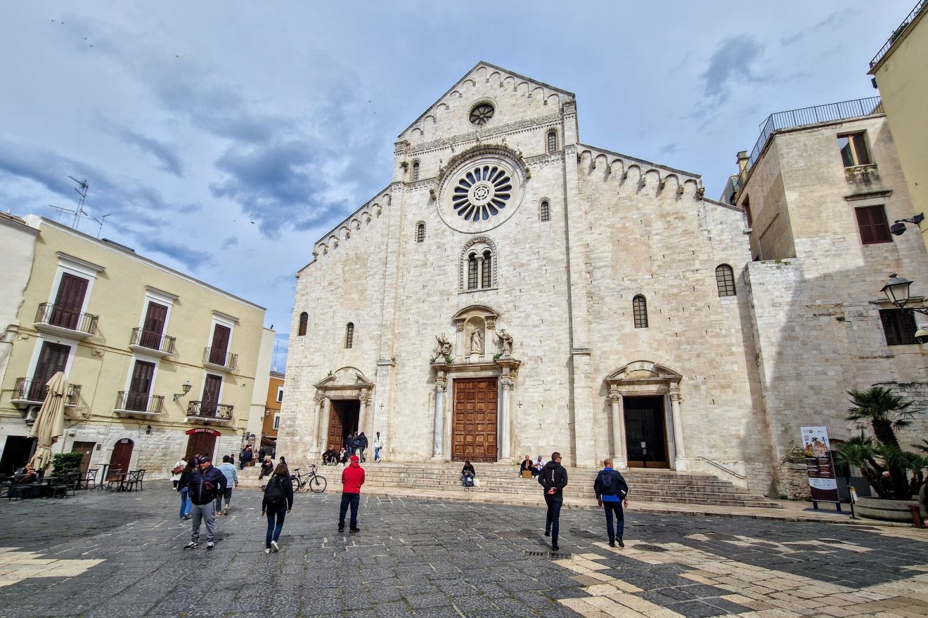 Az óváros déli főterén magasló Szent Sabinus-katedrális
