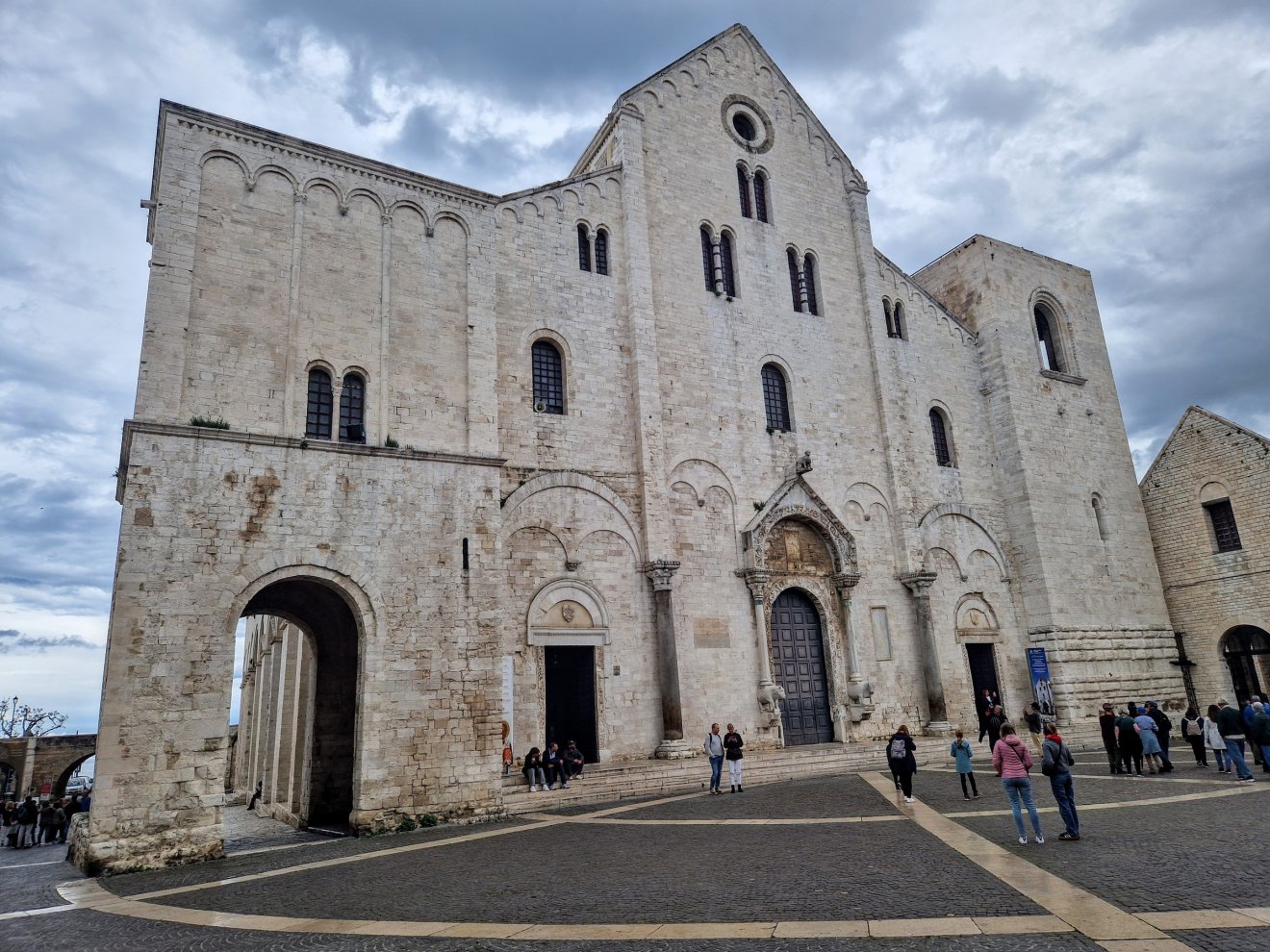 Bari Szent Miklós-katedrálisa 1087 és 1197 között épült román stílusban