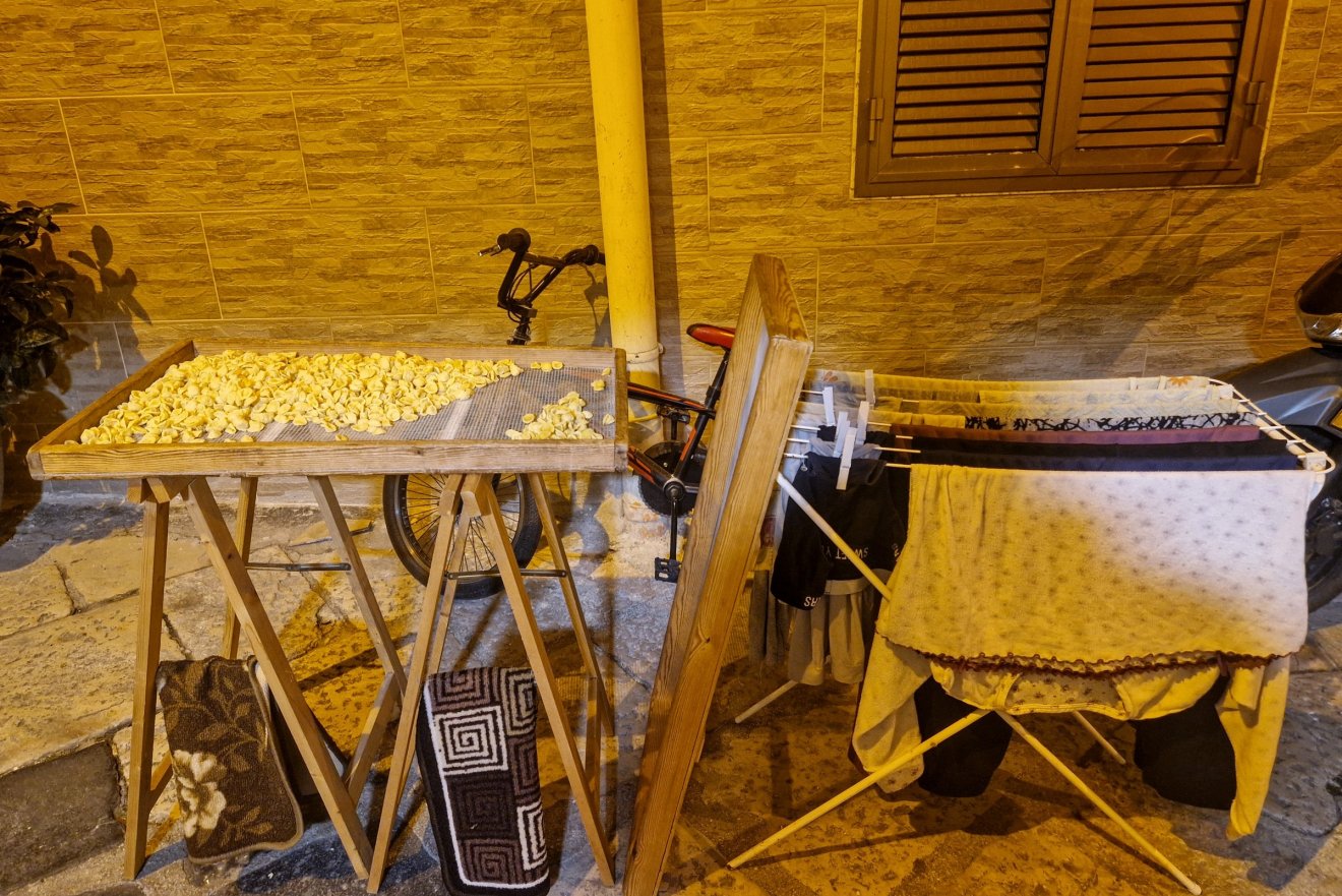 Lépten-nyomon készítik és árulják Puglia emblematikus tésztaféléjét, az orecchiettét