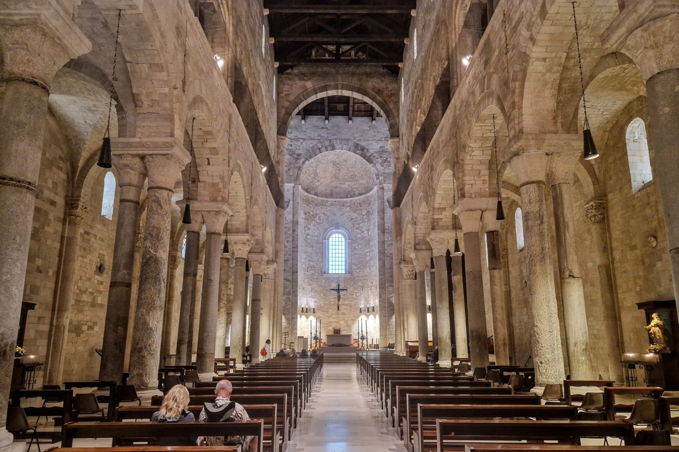 A templombelső szerényen díszített 12–13. századi népies motívumokkal
