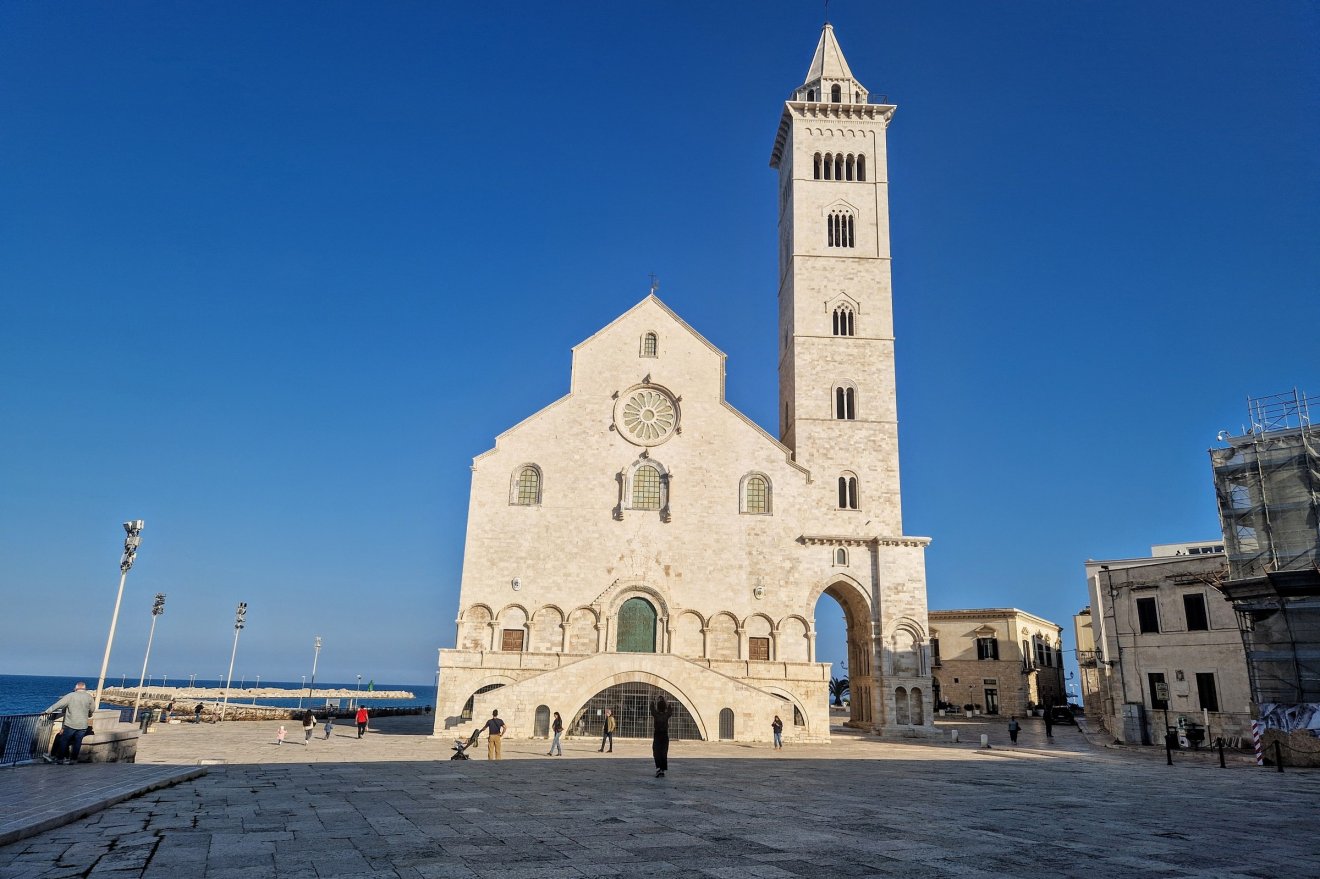 A trani katedrálisban már az építkezés elején elhelyezték Szent Miklós, a zarándok ereklyéit