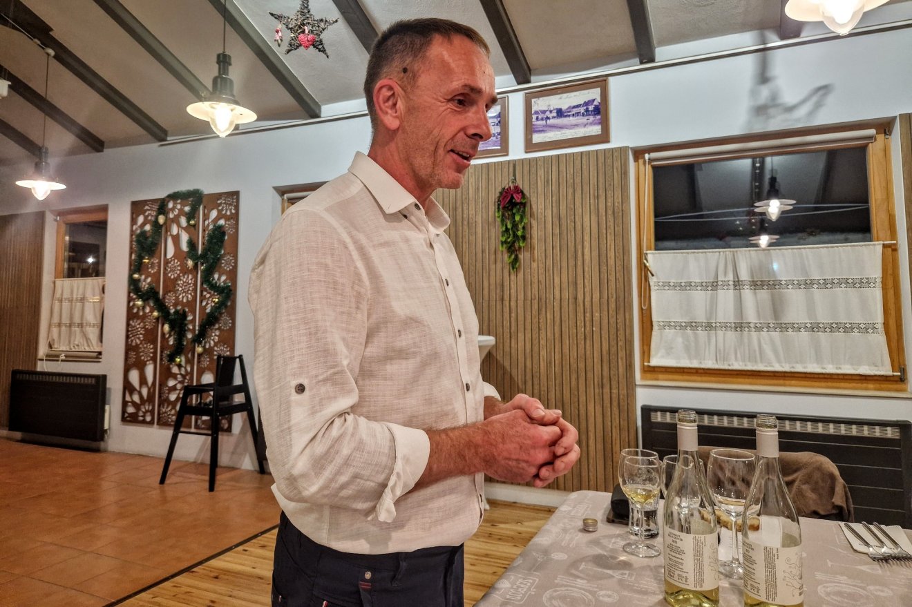 Az ötvennyolcféle megengedett adalékanyagból csak egyet használ