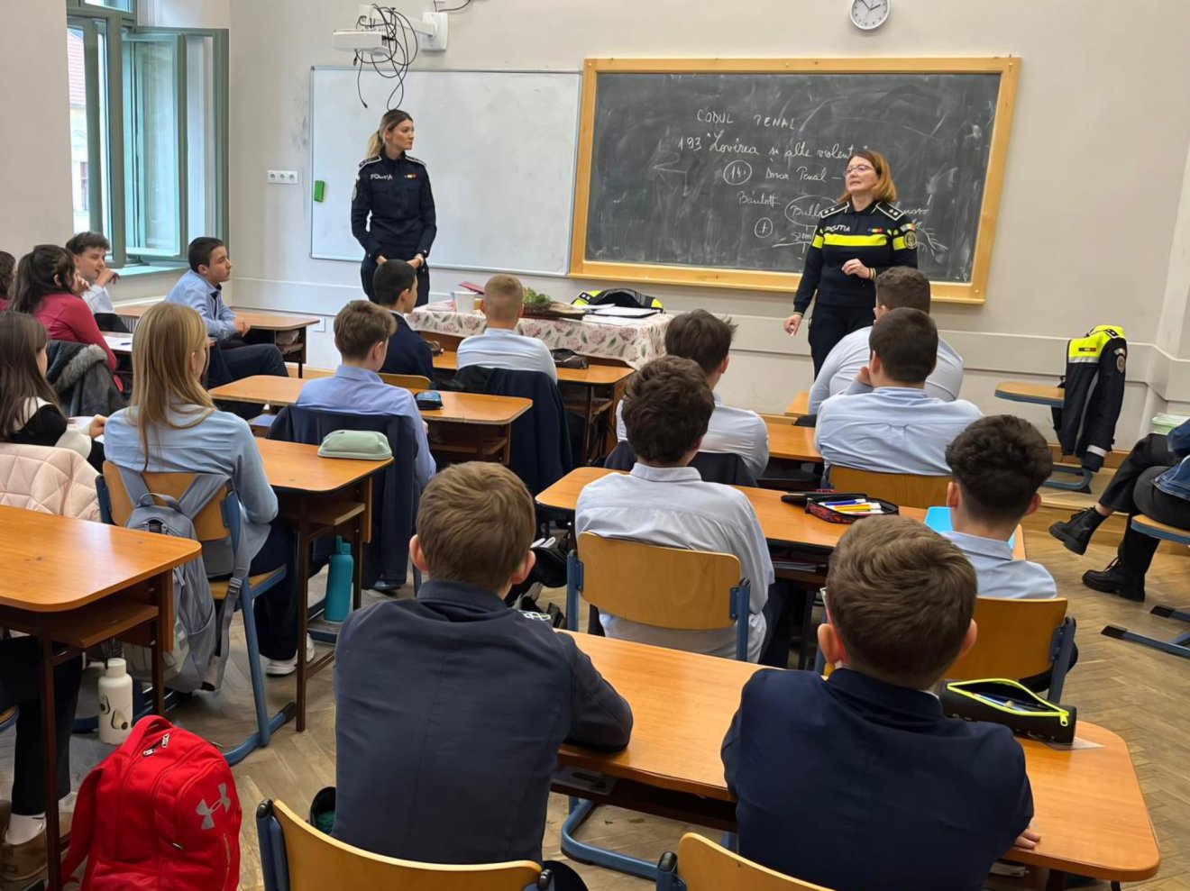 Több száz diákkal és pedagógussal is találkoztak a rendőrök, hogy az iskolai erőszak, zaklatás (bullying), a droghasználat és a fiatalkori bűnözés megelőzésére hívják fel a figyelmet •  Fotó: Hargita Megyei Rendőr-főkapitányság