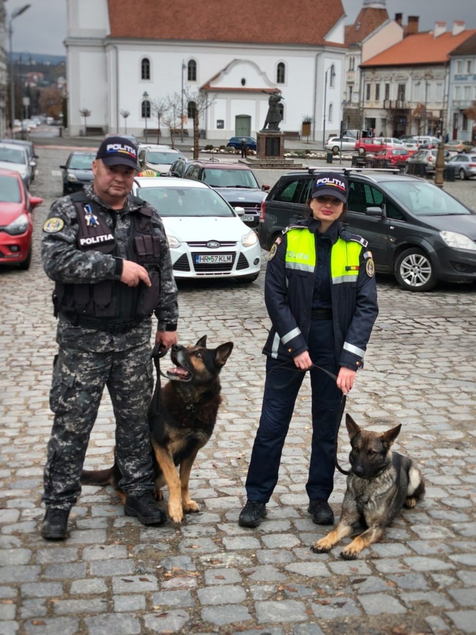 Kutyás egységek vizsgálták át a terepet az intézmények környékén, hogy meggyőződjenek, nem jutnak kábítószerek az iskolákba •  Fotó: Hargita Megyei Rendőr-főkapitányság