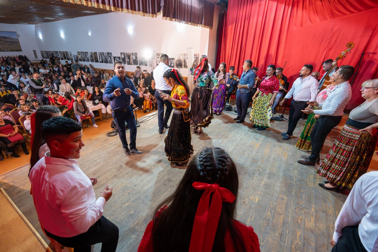 A felvételek a Kóré Géza Emléknap – székelyföldi cigány tánccsoportok találkozóján készültek Székelyszenterzsébeten 2025 novemberében