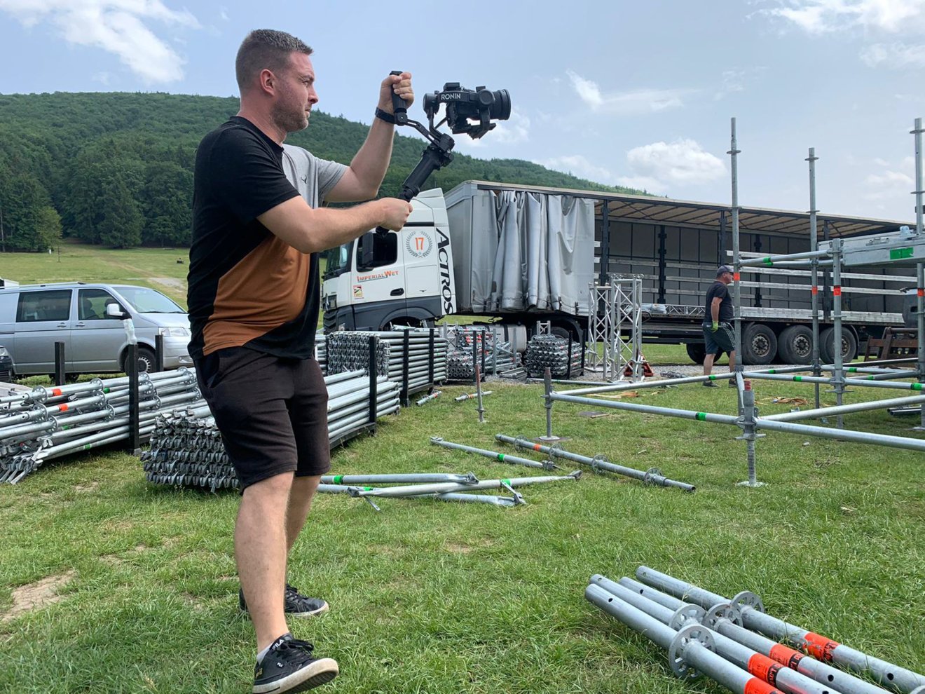 Pinti Attila operatőr a koncert helyszínén