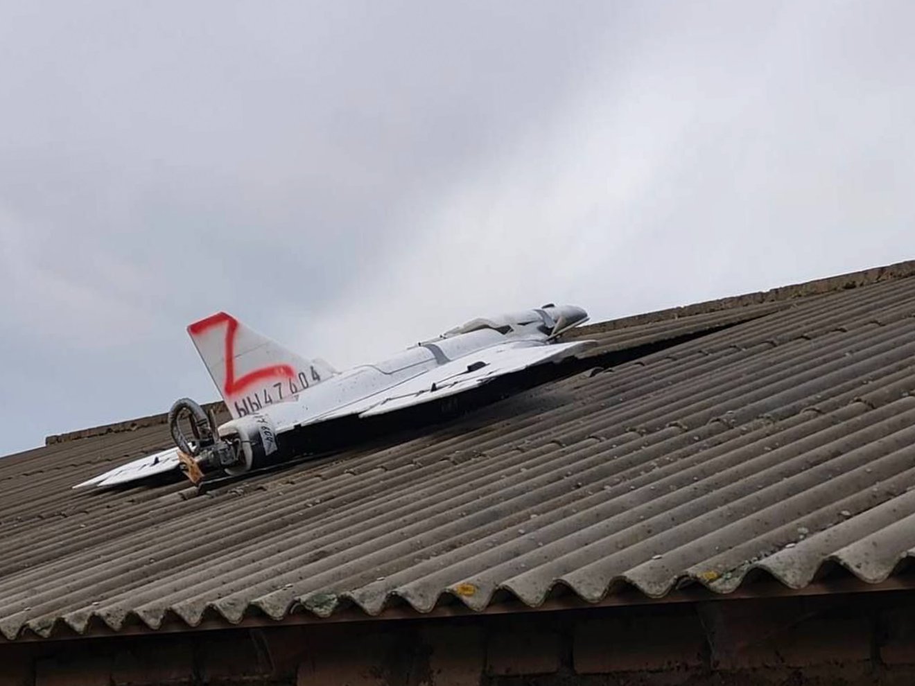 Lakóház tetején landolt egy orosz drón Moldvában •  Fotó: Moldovai Köztársaság rendőrsége/Facebook