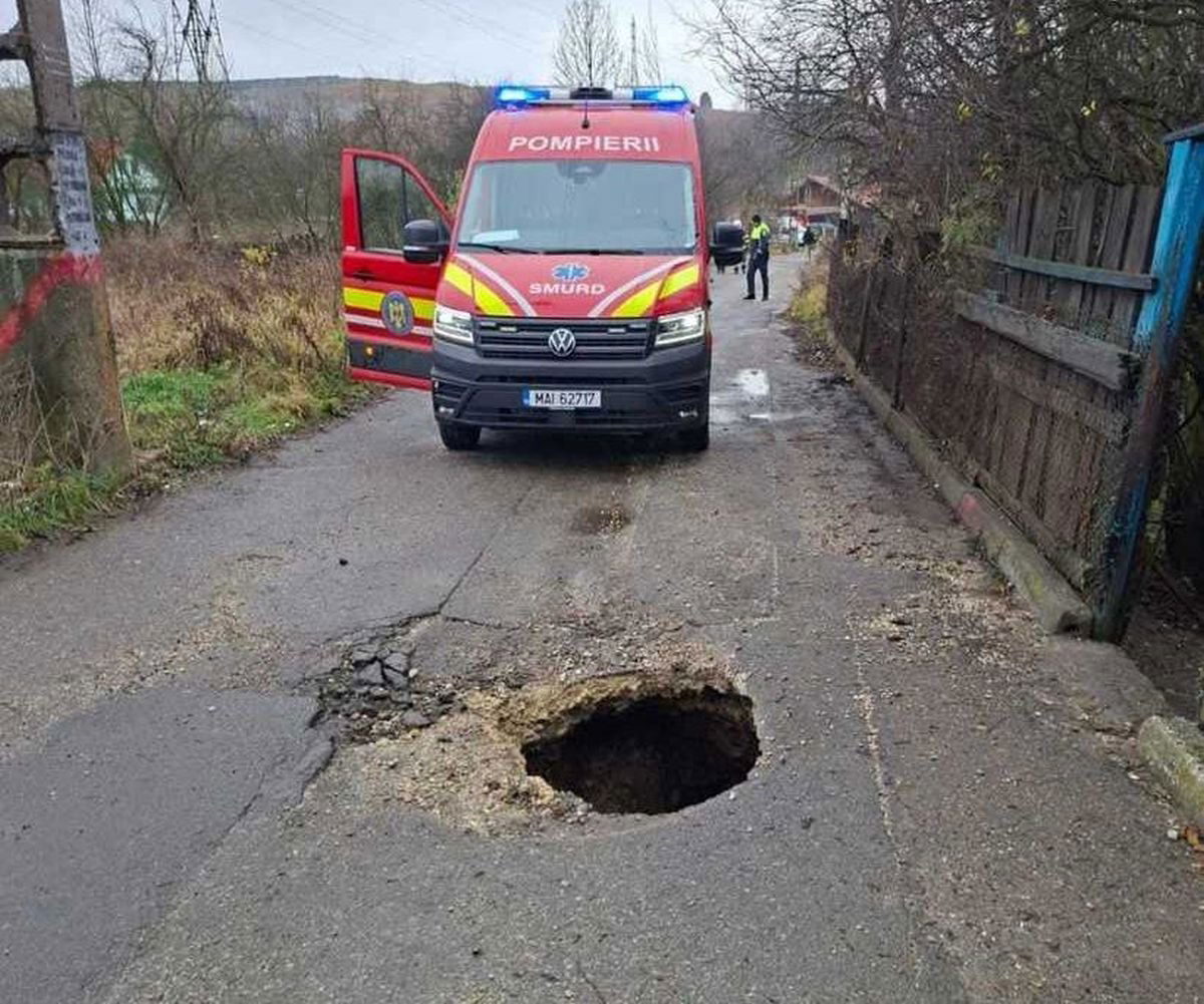 A petrozsényi gödör. Két ember esett bele • Fotó: Hunyad megyei tűzoltóság
