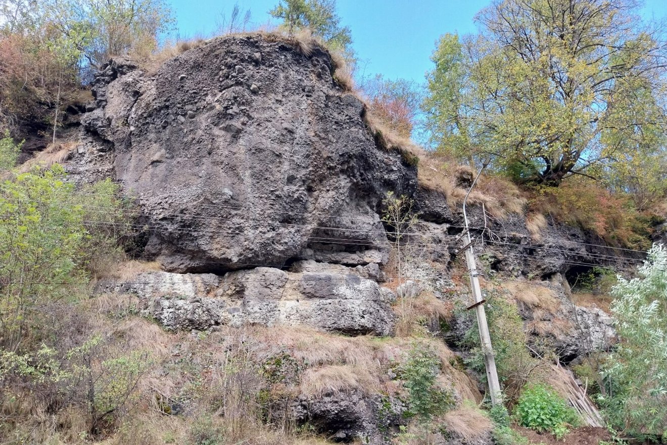 A Maros völgyében húzódó útszakaszon gyakran zuhannak sziklák az úttestre &bullet;  Fotó: Brassói regionális út- és hídügyi igazgatóság