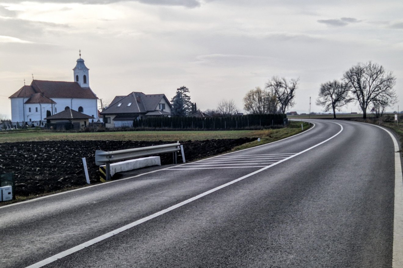 Kézdiszászfaluban egyáltalán nincs járda, így a templomig egyenesen veszélyes eljutni