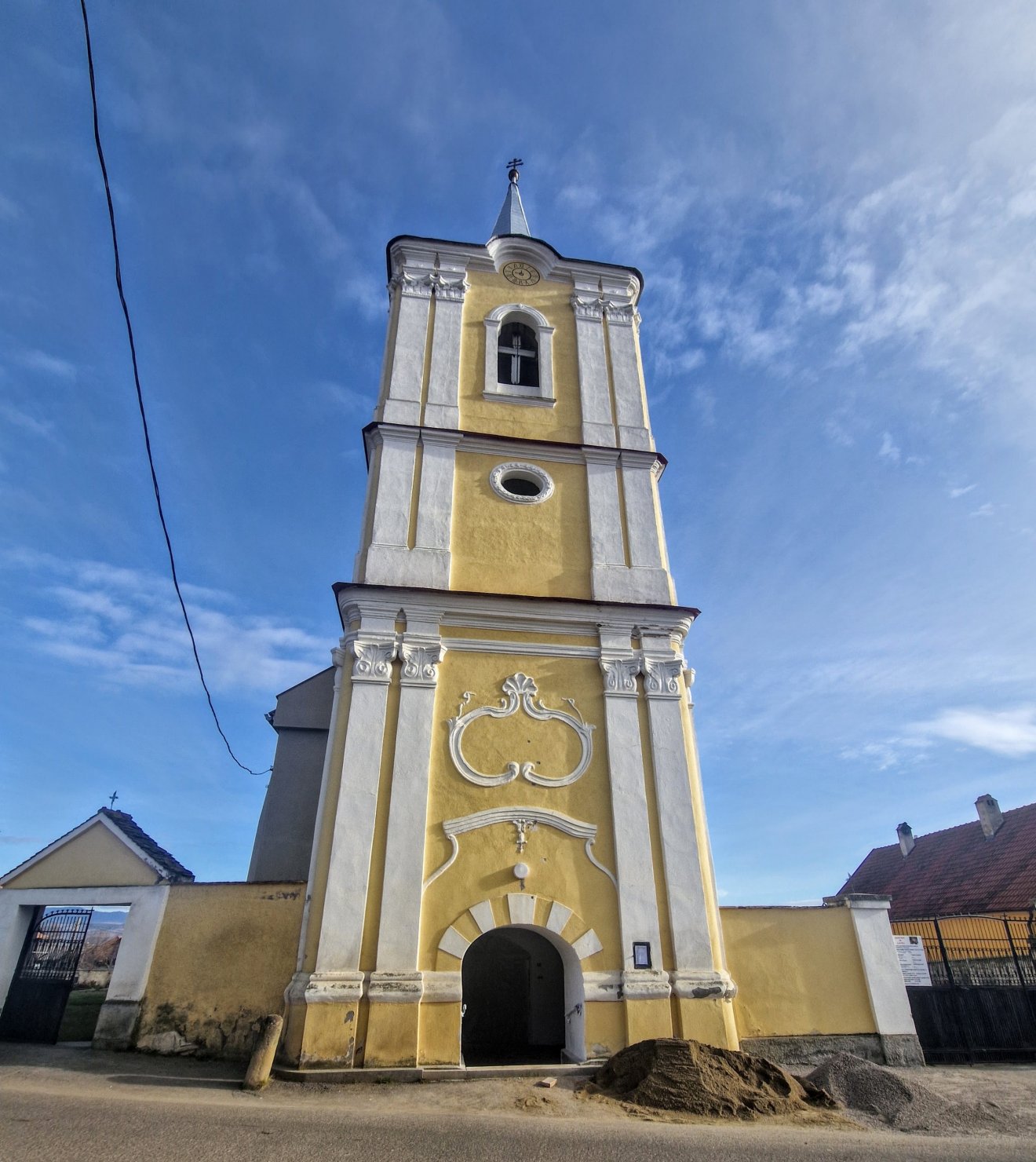 Eredetileg különálló tornya 35 méter magas