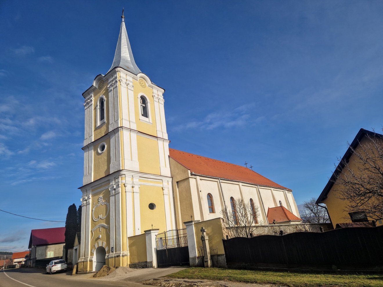 Mai temploma az 1802-es földrengéskor összeomlott elődje helyén épült 1811-ben, végleges formáját az 1990-es években nyerte el
