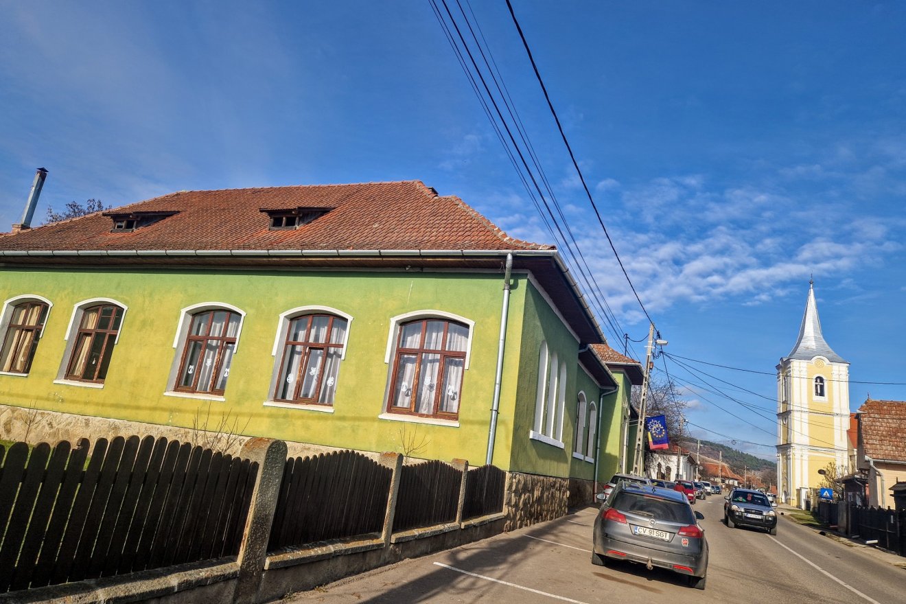 A tizenöt éve nevét viselő iskolát az 1930-as évek közepén kezdték el építeni