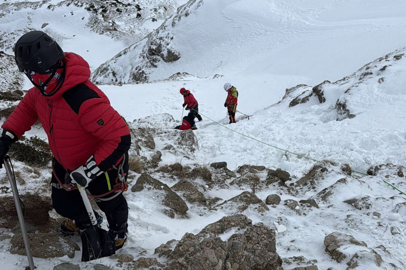 A terep körülményei sem könnyítik a keresőcsapatok munkáját •  Fotó: Brassói hegyimentő-szolgálat/Facebook