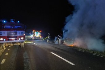 Kigyulladt egy autó Csíkkozmásnál, ketten kórházba kerültek