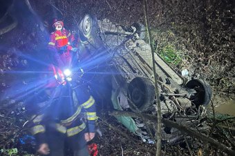 Súlyos baleset Segesvárnál: autó borult a híd alá, egy férfit ki kellett menteni