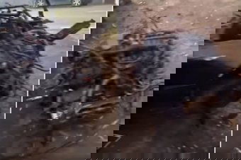 Megrázó felvétel a tragikus autóbaleset után: a földön hever a motor