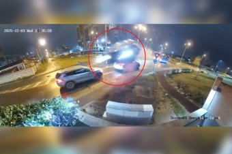 Rakétaként repült át a körforgalmon és még két autón egy másik jármű – videó