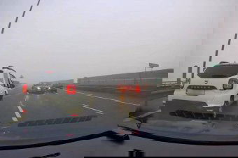 120-szal haladtak a ködös autópályán, amikor forgalommal szembe jött egy autó – videó