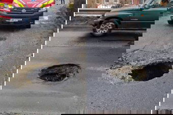 Az egykori csíkszeredai híres gödröt megidéző lyukba esett két férfi Petrozsényben