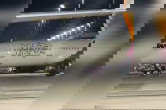 Az induló repülőgépet akarta lestoppolni két késésben lévő román utas – videóval