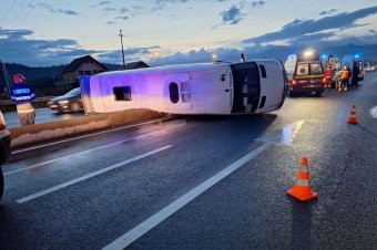 Felborult az ütközéstől a kisbusz, vörös beavatkozási kódot rendeltek el a szomszéd megyében