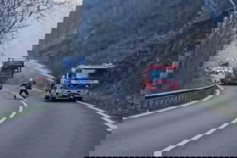 Vízpermettel hűtik az úton veszteglő robbanásveszélyes tartálykocsit – videóval