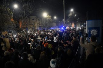 Már ma este több százan tüntetni vonultak az oknyomozó dokumentumfilmben feltárt visszaélések miatt