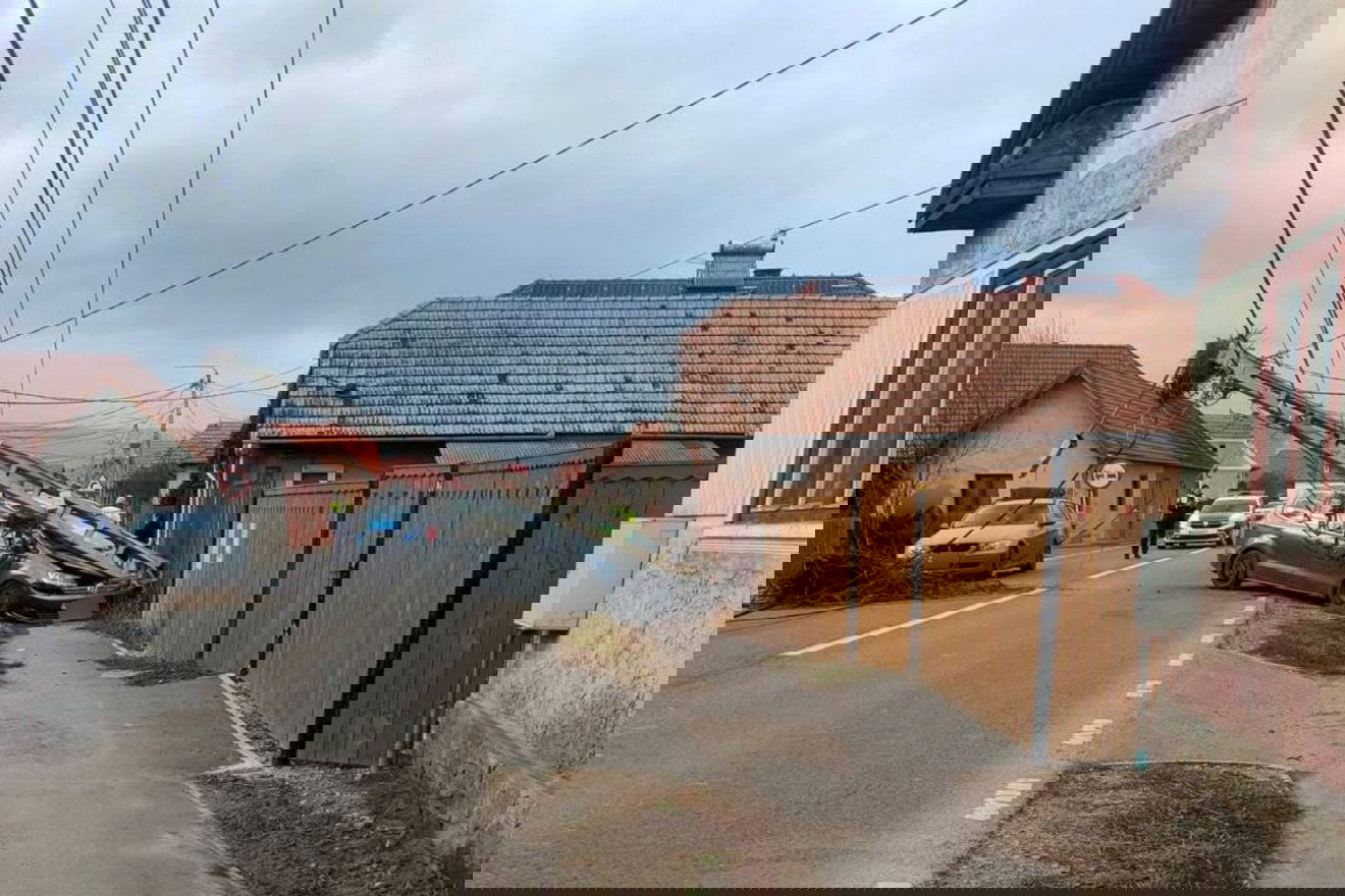 Villanyoszlopot döntött ki egy autó, az úttestre borult a gólyafészek